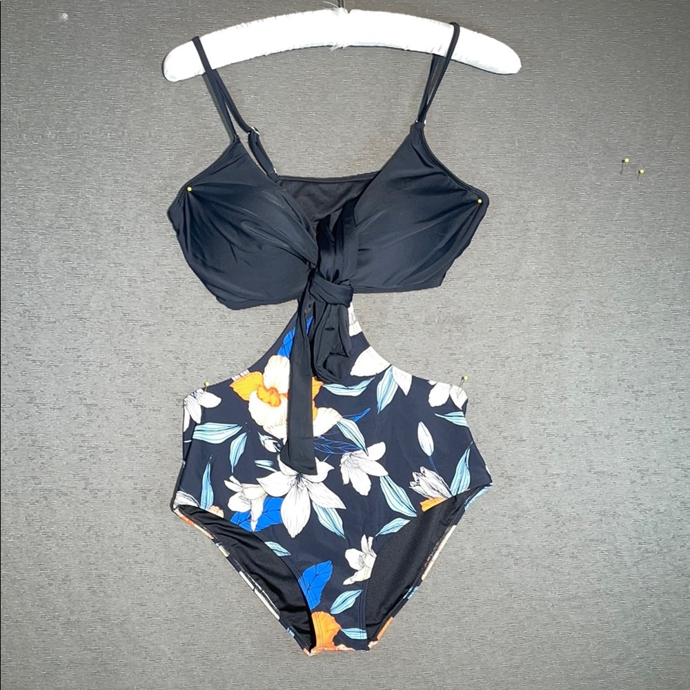 Cupshe Black and Blue One Piece Swimsuit with Floral Print